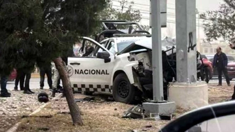 Patrulla estrellada contra un poste luego de que un agente de la Guardia Nacional disparara accidentalmente en Chihuahua