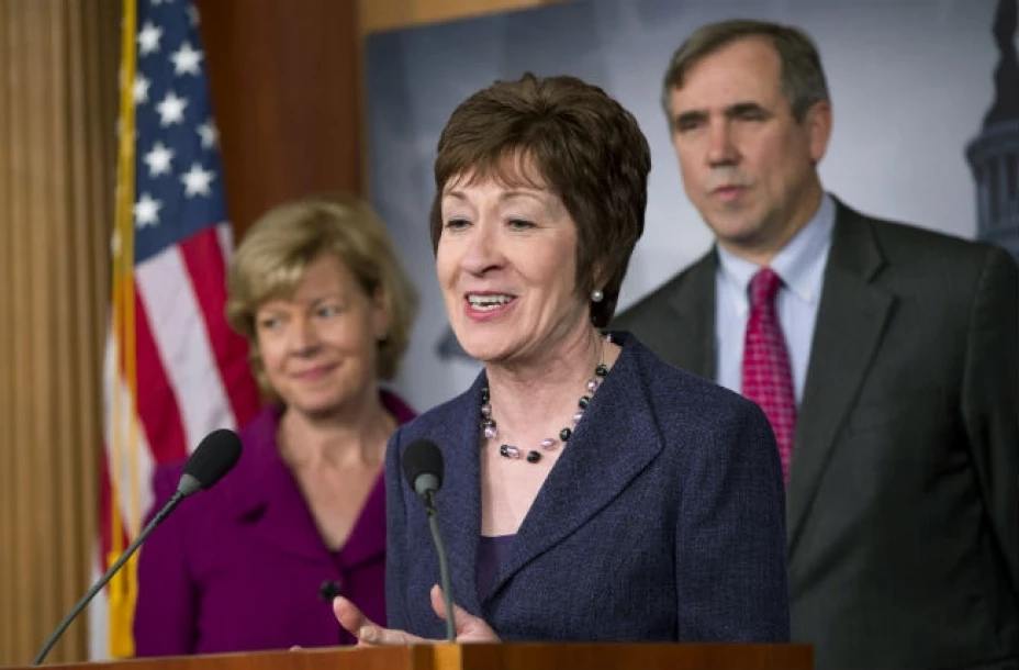 La representante Susan Collins, flanqueada por los senadores Tammy Baldwin y Jeff Merkley, hablan con la prensa después de la aprobación del Senado