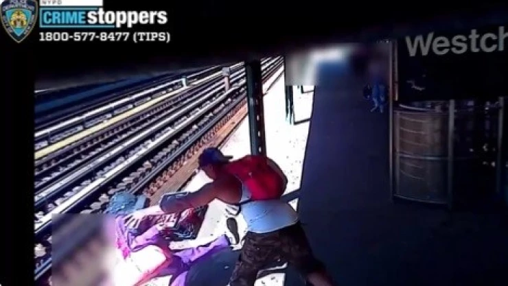 Hombre vías del tren mujer Nueva York