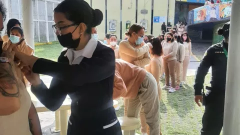 Suman más de 3 mil 500 presos vacunados contra la influenza en CDMX