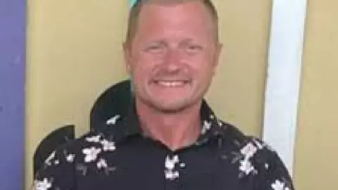 Profesor Jason Hughes muere tras broma de sus alumnos en Georgia.