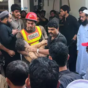 Rescate de un niño herido tras un derrumbe en una escuela de Pakistán.