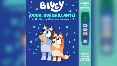 Un libros de Bluey con linterna incluida, una gran opción para regalar de cumpleaños.