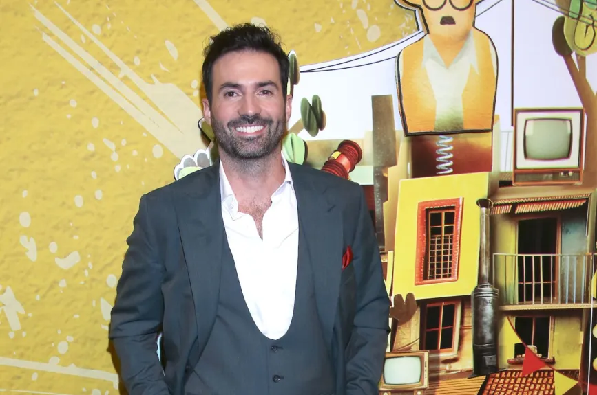 El actor tuvo una maravillosa caracterización para poder darle vida a Chespirito y además su trabajo fue impecable, pues nos llevó a recordar momentos inolvidables de la niñez.