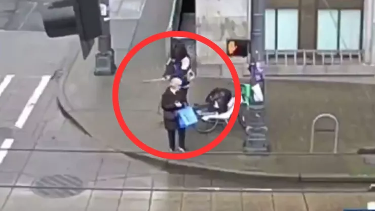 Ataque captado en video: indigente hiere de gravedad a adulta mayor en Seattle