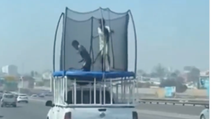 _Captan a niños saltando en trampolín sobre camioneta en carretera de Puebla