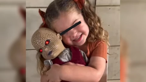 Niña se enamora de muñeca diabólica.