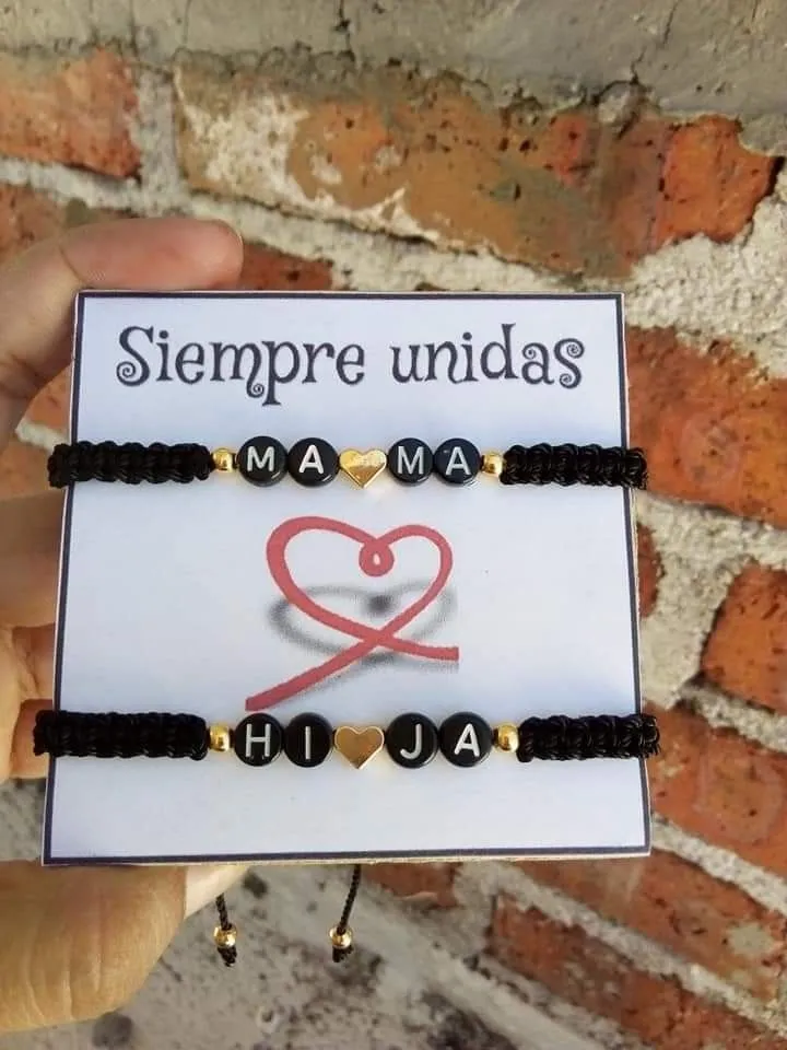 Pulseras tejidas con cuentas de letras