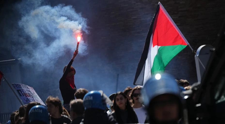 Manifestantes se oponen a partido de Italia contra Israel.jpg