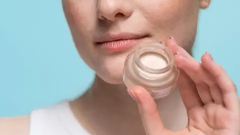 La forma correcta de aplicar corrector para que no se marquen las arrugas