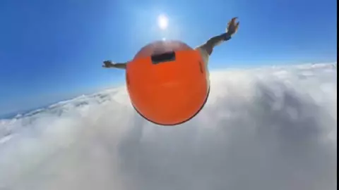 Paracaidista graba el interior de las nubes y se hace viral (VIDEO)