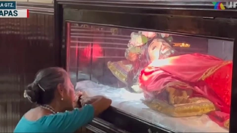 Creyentes entregan sus peticiones al Señor del Entierro.