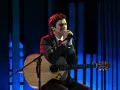 Tras la impresionante actuación de Edith Evans, el escenario de La Academia 2024 vivió un momento mágico con la interpretación de Julio Ávila. Julio nos regaló una hermosa versión de la canción “Eso y más”, acompañada por la guitarra del maestro Menny. Su interpretación nos erizó la piel, creando una atmósfera íntima y emocionante.