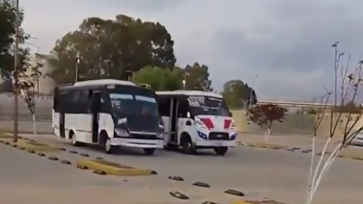 Microbuseros son captados ‘echando carreritas’ en Puebla.