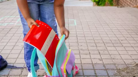 Revisan mochilas en universidad