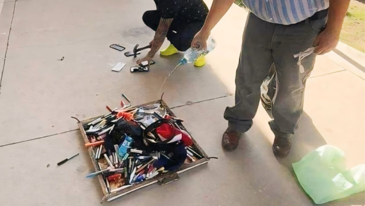 Maestros destruyen a martillazos celulares de sus alumnos y luego los queman