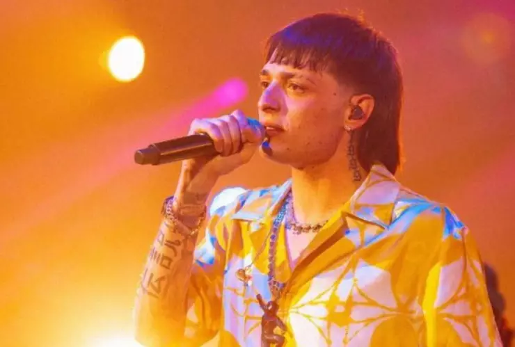 Peso Pluma avienta agua a fan