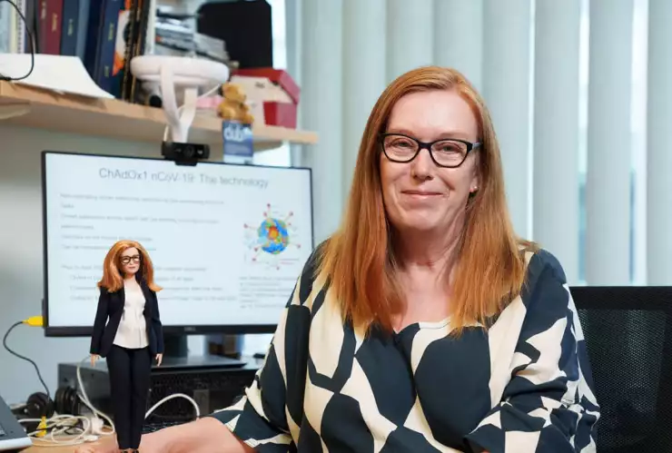 Barbie crea muñeca de Sarah Gilbert, creadora de vacuna de AstraZeneca