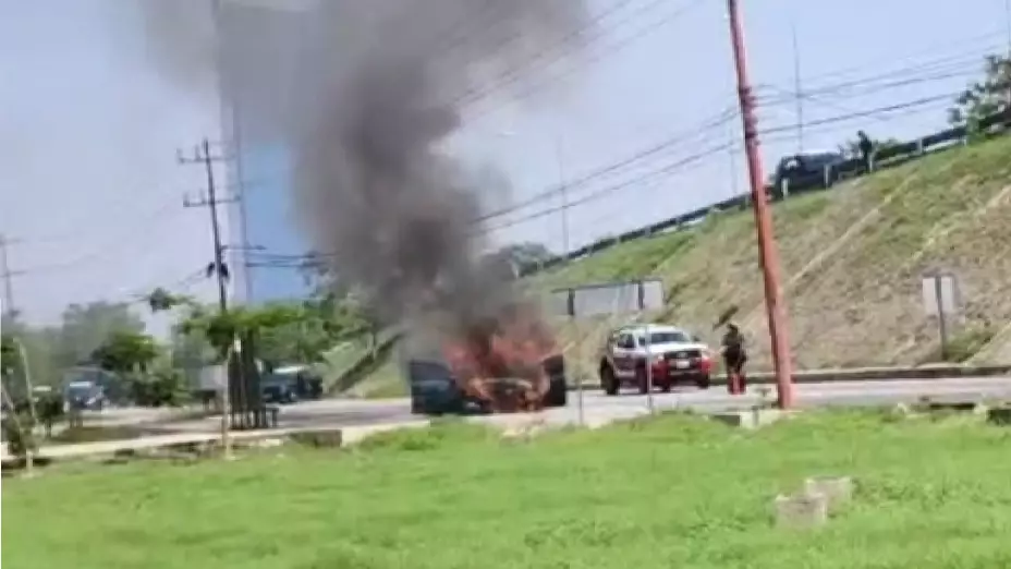 Fuerte incendio consume un vehículo en el periférico de Mérida
