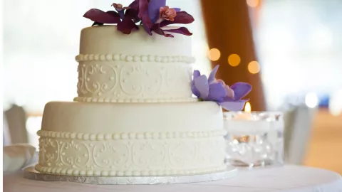 49 ideas de pastel de bodas que puedes tomar como inspiración: desde sencillos hasta muy elaborados.