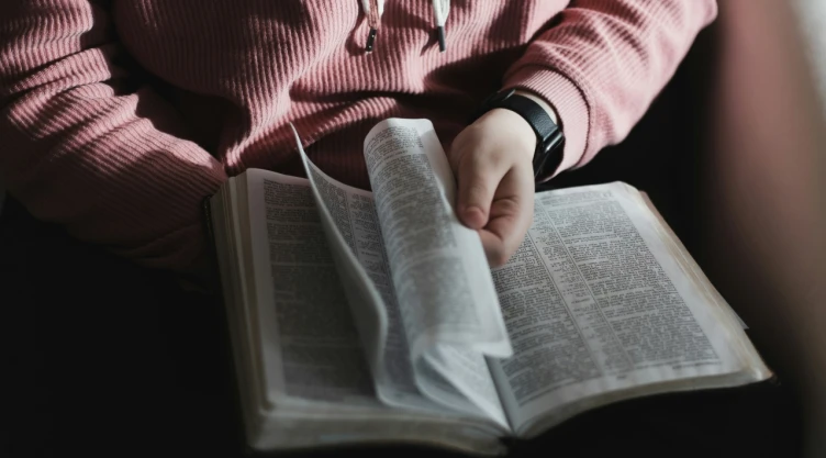 Mujer hojeando biblia.