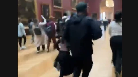 Turistas evacuados del museo del Louvre tras robo de joyas domingo 19 octubre 2025.png