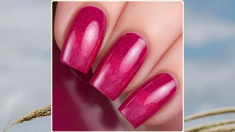 Uñas con detalles de mora y glitter