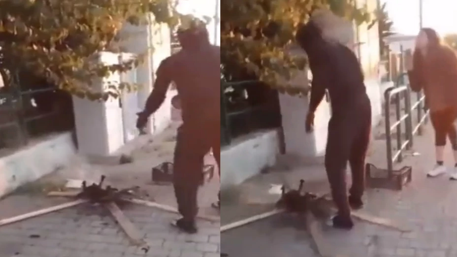 Hombre cocinando un gato en calle