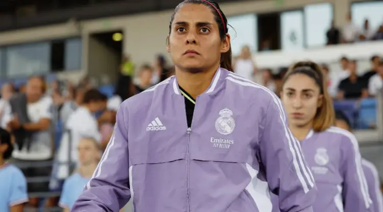 Kenti Robles saltando a la cancha con el Real Madrid