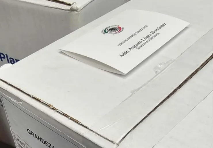 caja de libros de amlo llega al senado