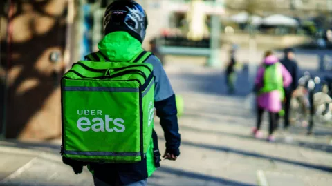 Repartidores de Uber Eats y Rappi recibirán prestaciones de ley