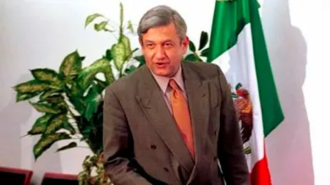 ¡No solo las corcholatas! AMLO también renunció a la jefatura de Gobierno para buscar la presidencia
