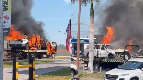 Queman camioneta y grúa en el bulevar Las Orquídeas frente a Plaza Carolinas, en Culiacán. .jpg