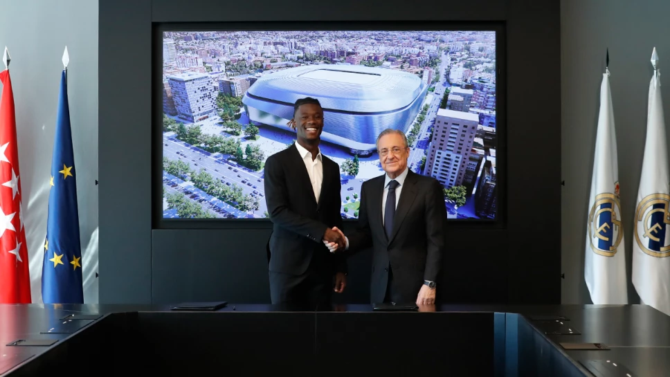 Reportera discrimina a jugador del Madrid, “es más negro que el traje”