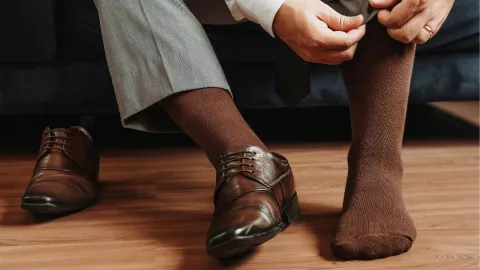 No es recomendable usar calcetas todo el día sin descanso, pero tampoco pasar muchas horas sin ellas, ya que ambas prácticas pueden afectar la salud de los pies.