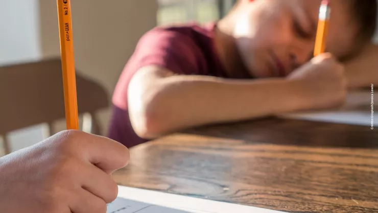 Niño haciendo tarea