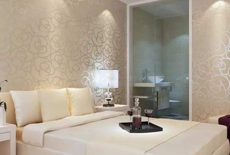 Pared con acabados metalizados