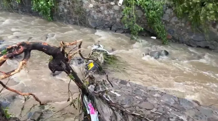 Cae barda que divide río de casas y vecinos temen por su patrimonio; cierran calle Bibieca