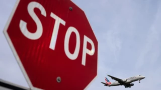 Anuncio de stop y avión de American Eagle.