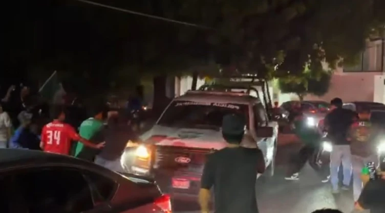 VIDEO_-Policías-de-Apatzingán-disparan-al-aire-para-dispersar-a-aficionados-que-sacudían-patrulla-tr.webp