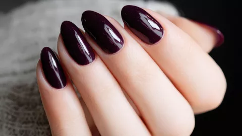 Diseño de uñas acrilicas color vino