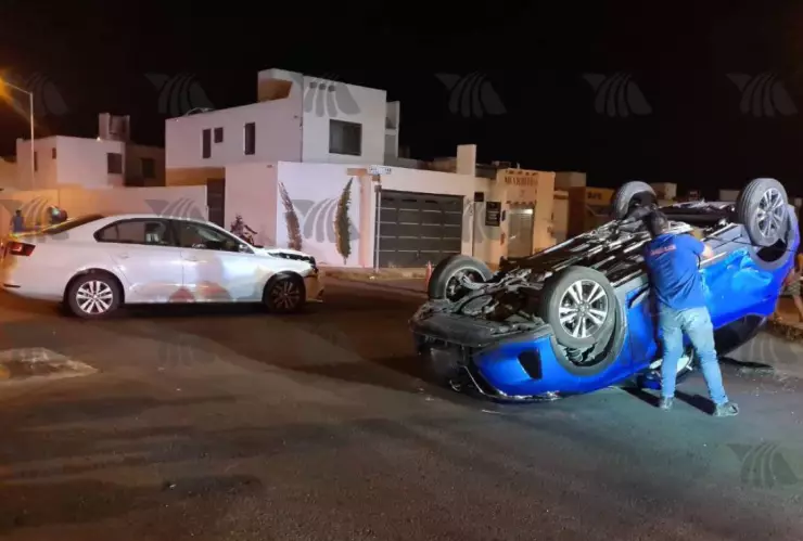 Se registra FUERTE ACCIDENTE deja auto volcado en Los Héroes