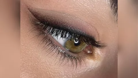 Delineado difuminado inferior para ojos grandes