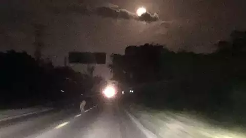 Alux sorprende en foto a la Luna Llena en carretera de Cancún y se viraliza en redes.jpg