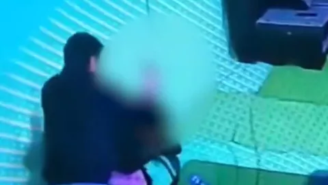 VIDEO | ¡IMÁGENES SENSIBLES! Hombre golpea brutalmente a conductora de televisión durante una transmisión en vivo