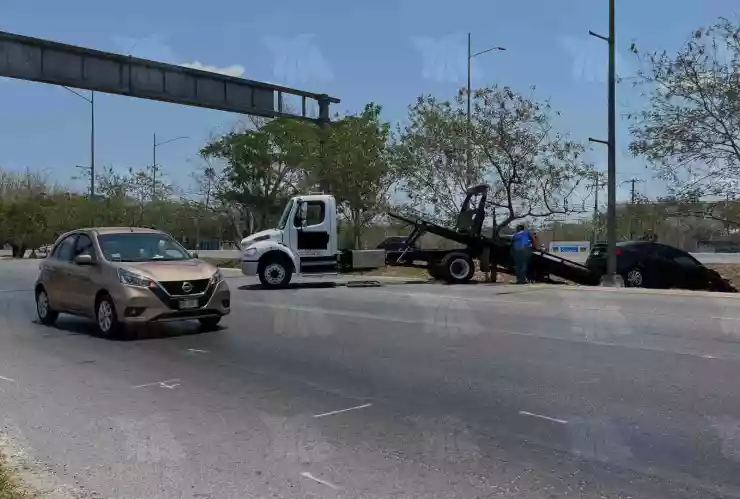 FOTOS_ Fuerte accidente en el periférico de Mérida, un auto se salió de la vía