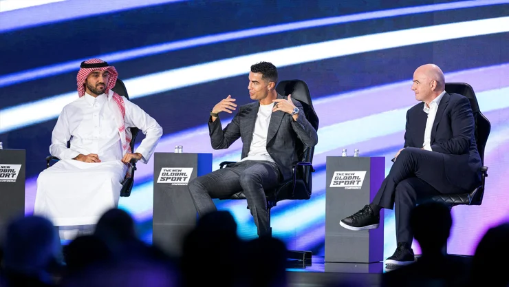 Cristiano Ronaldo e Infantino en presentación de la Copa Mundial de eSports