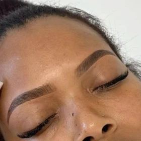 5 estilos de cejas microblading para mujeres morenas