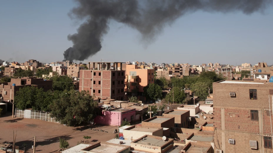Incendio en Jartum, Sudán, por combates