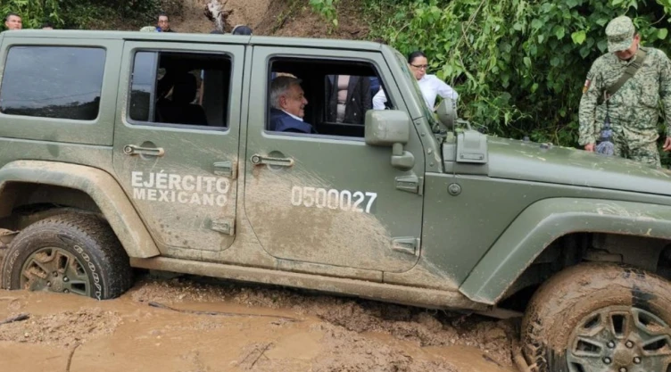 Afectaciones del Huracán Otis obligan a AMLO a caminar hacia Chilpancingo
